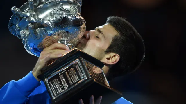Djokovic besa el trofeo