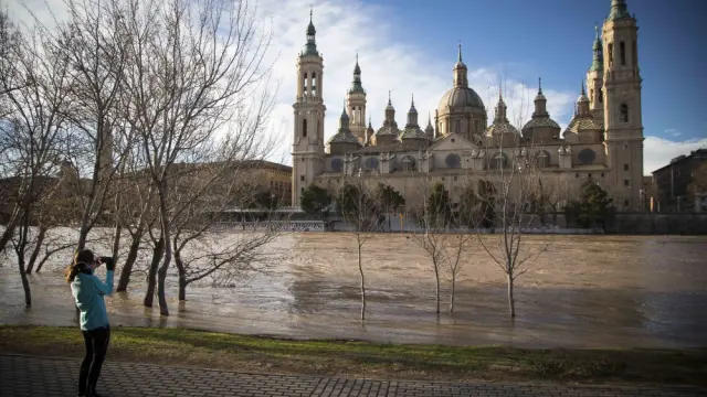 El Ebro a su paso por el centro de Zaragoza este martes por la mañana