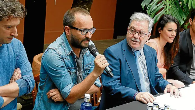 El guionista Sergio G. Sánchez, el director Fernando González Molina, el presidente de Gran Canaria, José   Miguel Bravo de Launa, y los actores Adriana Ugarte y Mario Casas presentaron en junio el rodaje.