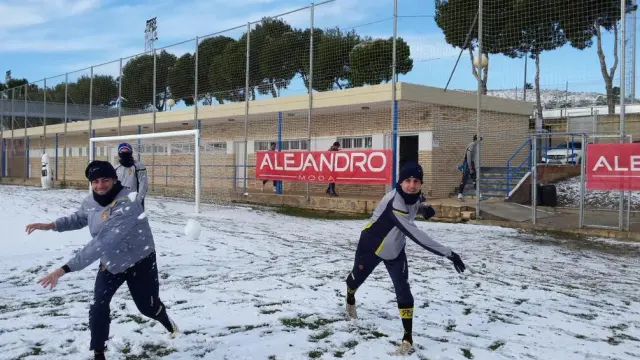 Diego Rico y Albert Dorca lanzan una bola de nieve