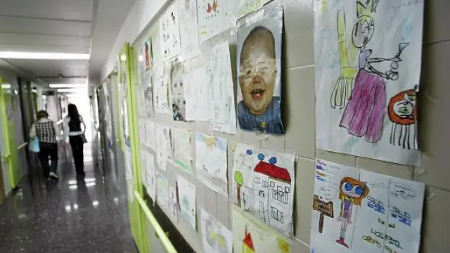 El pasillo del Servicio de Pediatría del Obispo Polanco, con dibujos hechos por los niños..