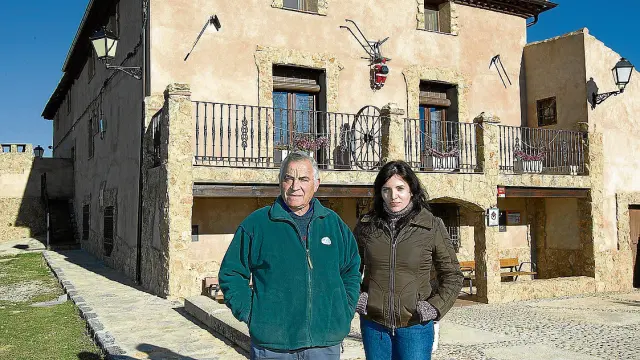 Francisco y Consuelo López, padre e hija, en la masía Los Camineros, de Cella.