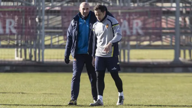 Popovic conversa con Tato durante un entrenamiento del Real Zaragoza