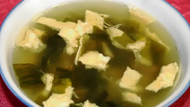 Una sustanciosa sopa de menudillos aderezada y adornada con alga wakame