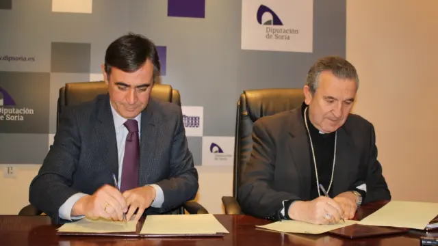 El obispo de Osma-Soria, Gerardo Melgar (d) y el presidente de la Diputación de Soria, Antonio Pardo