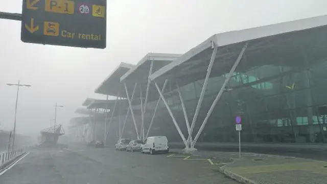 La espesa niebla que reinaba ayer en el aeropuerto redujo la visibilidad.