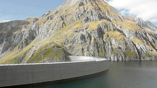 El complejo de Moralets aprovecha las aguas de los embalses de Llauset en la foto y Baserca