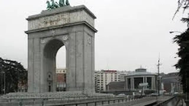 Arco de la Victoria situado a la entrada de la capital en la carretera de La Coruña.