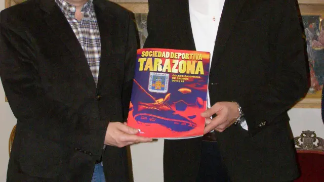 A la izquierda el alcalde de Tarazona que recibe el álbum de manos del presidente de la Sociedad Deportiva Tarazona