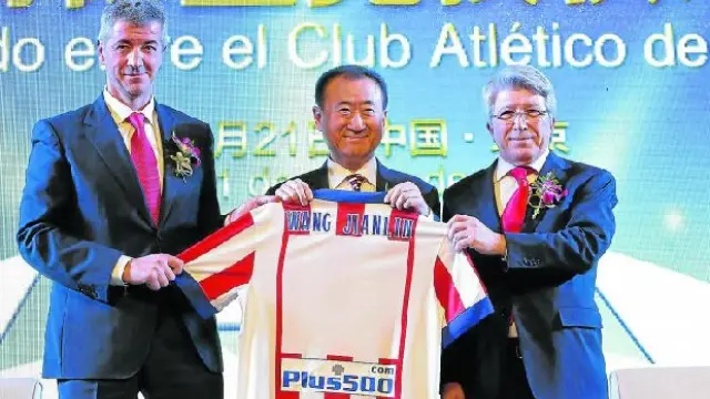 Jesús Gil Marín, Wang Jianlin y Enrique Cerezo, sonrientes tras el acuerdo.