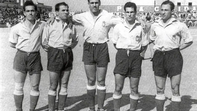 Tacoronte, en el centro, en el viejo Insular, antes de jugar contra el Zaragoza el 17 de junio de 1951.