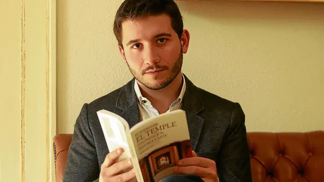 José María Alagón posa con su libro 'El pueblo de El Temple. Colonización, historia y arte'.