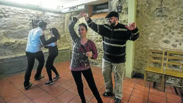Bodegas Almau se convirtió en pista de baile para el swing.