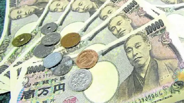 Imagen de archivo de billetes y monedas de yen.