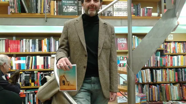 Miguel Carcasona en la libreria Anonima de Huesca