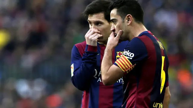 Messi habla con Xavi durante el encuentro el Vigo