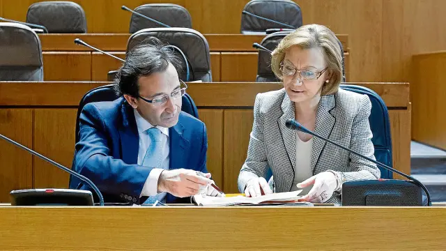 El consejero Saz, responsable de la gestión presupuestaria de 2012 y 2013, junto a Rudi, en un pleno.