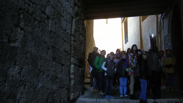 Un grupo de escolares del Sagrada Familia durante su visita al palacio episcopal.