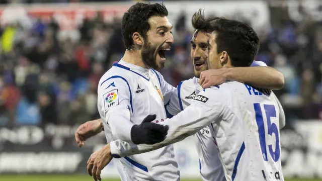 Borja Bastón celebra un gol con Eldin y Pedro