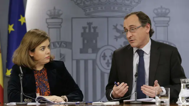 Sáenz de Santamaría y Alonso en la reueda de prensa tras el Consejo de Ministros