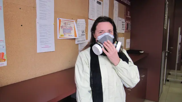 Flor Judez, enferma de Sensibilidad Química Múltiple, en una oficina del INAEM