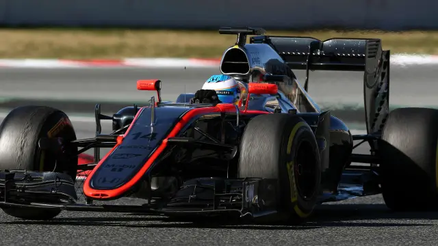 El piloto español de McLaren Fernando Alonso, durante la cuarta tanda de entrenamientos