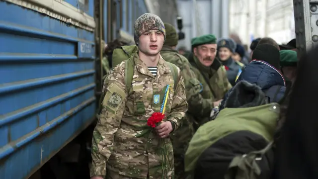 Soldados ucranianos vuelves a sus casas tras luchar en el este del país