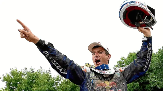 Marc Coma celebra eufórico su triunfo en la 36ª edición del Rally Dakar.