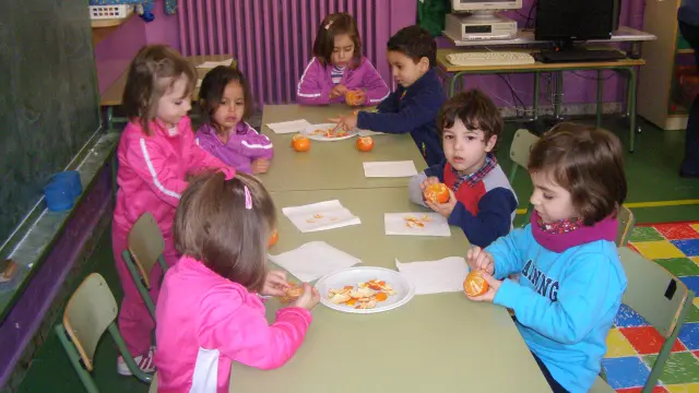 Alumnos del colegio turiasonense almorzando mandarinas gracias a este programa.