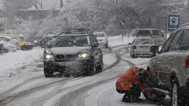 Tres carreteras permanecen cortadas en Huesca por nieve y el túnel de Bielsa está cerrado