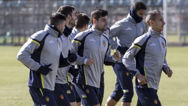Los jugadores del Real Zaragoza, durante un entrenamiento