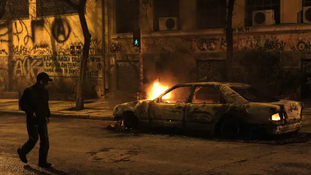 Un grupo de anarquistas incinera un vehículo