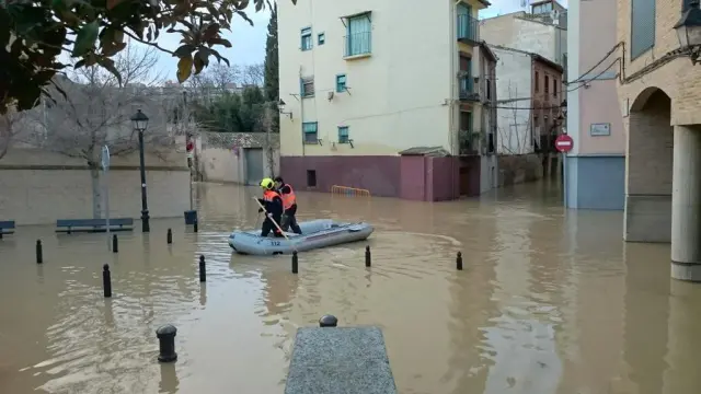 El río Ebro se desborda en Tudela e inunda varias de calles