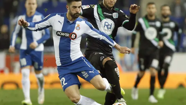 Álvaro González defiende un balón