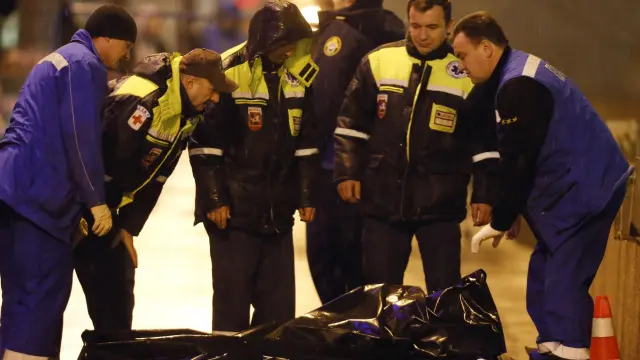 Los servicios de emergencias retiran el cuerpo de Nemtsov
