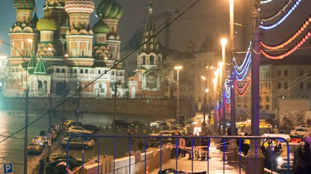 El  cuerpo de Nemtsov yace en el suelo