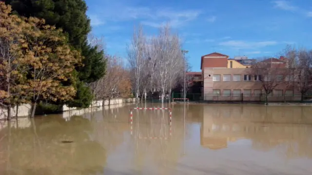 El patio del colegio Jerónimo Zurita estaba anegado de agua este domingo al mediodía