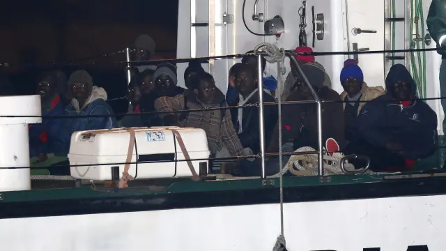 Los ocupantes de la patera están siendo trasladados por la embarcación 'Salvamar Hamalal' hasta el puerto de Motril