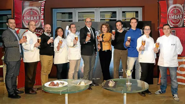 Organizadores, patrocinadores y cocineros de los restaurantes que ganaron el año pasado, durante la presentación del certamen