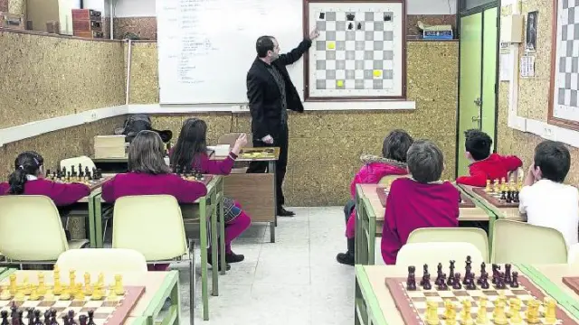 El profesor Antonio Jiménez, en una de las clases de ajedrez.