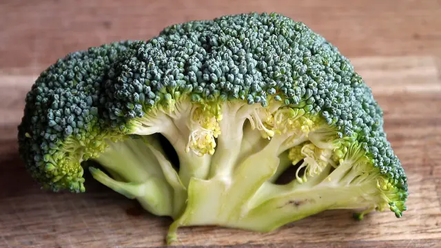 Una dieta rica en vegetales de la familia de las crucíferas como el brócoli puede ayudar a mejorar nuestra salud