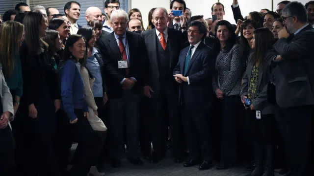 Felipe González, junto al rey Juan Carlos, en el Banco Iberoamericano de Desarrollo