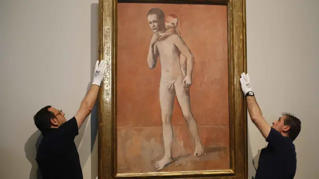 Dos operarios cuelgan el cuadro 'Los dos hermanos' en el Prado