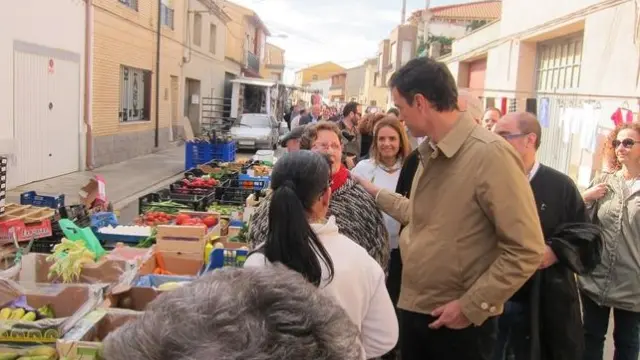 Pedro Sánchez conversa con una ciudadana en su visita a los pueblos afectados en la ribera del Ebro