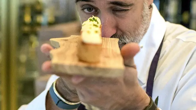 El chef, con dos estrellas Michelin, se formó con maestros como Pierre Gagnaire y Ferran Adrià