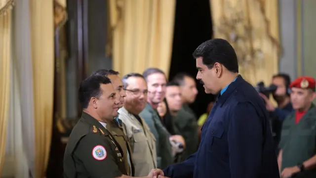Maduro saluda a uno de los militares sancionados por EE.UU.