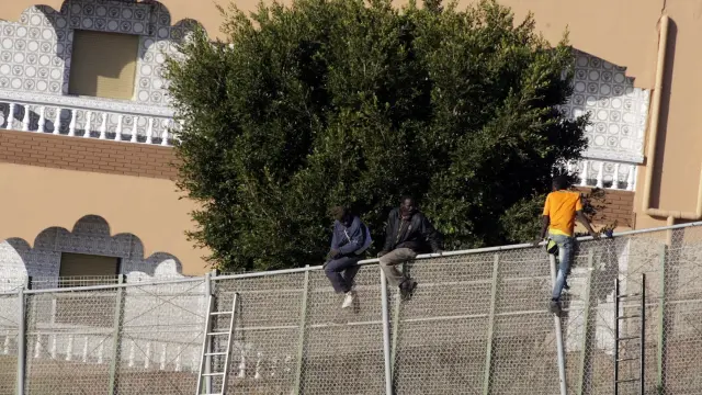 Tres inmigrantes seguían en la valla de Melilla esta mañana