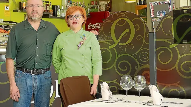 Javier Fajardo y Marisol Solanas, en el restaurante El Coloquio, de Zaragoza