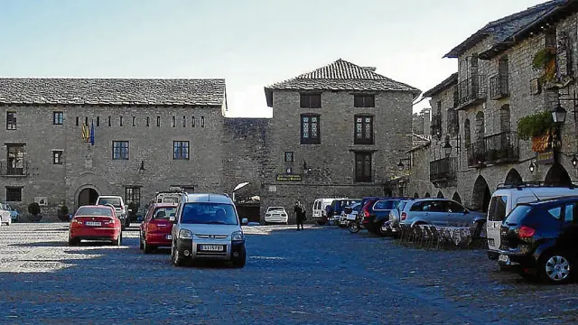 Una imagen de la plaza todavía con coches de turistas estacionados.