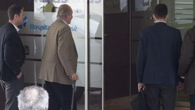 El Rey Juan Carlos visita al traumatólogo de los famosos
